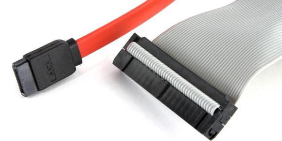 在硬盘驱动器和主板之间连接第1步