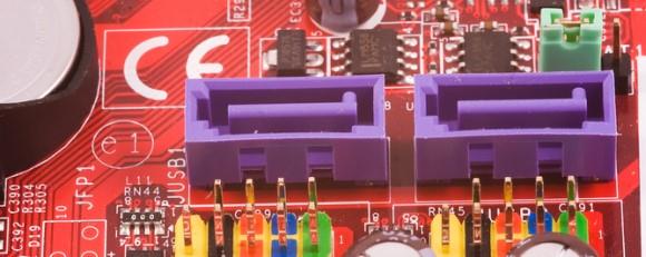 在硬盘驱动器和主板之间连接第4步